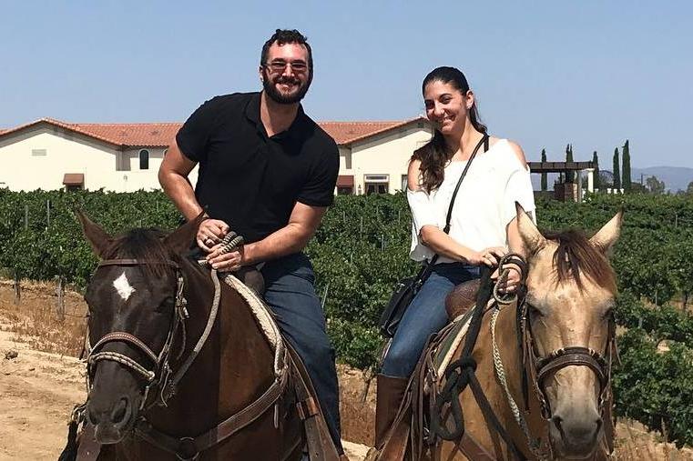 基南·默里和他的妻子骑马.
